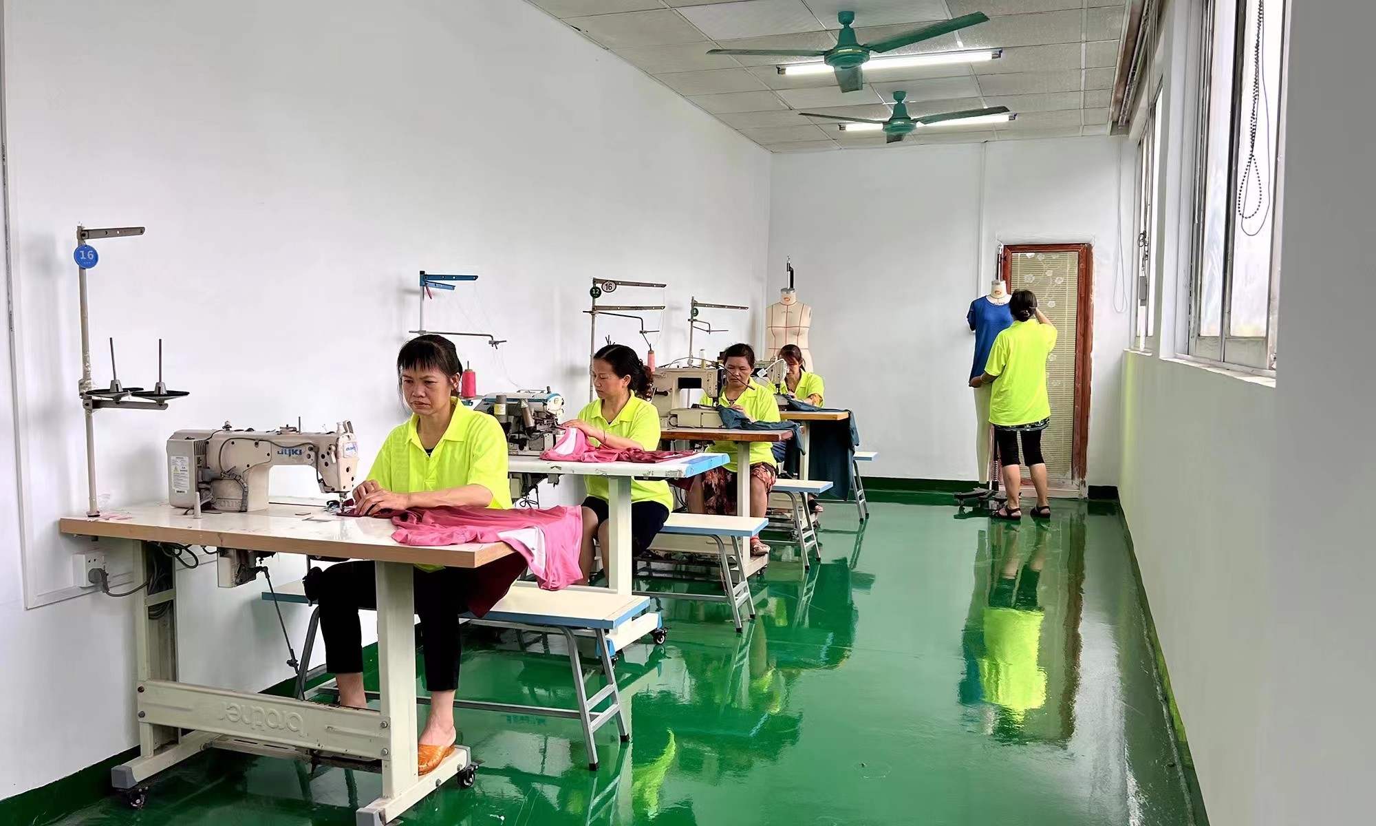 Guangzhou Vinas clothing technology Co., LTD fabriek productielijn