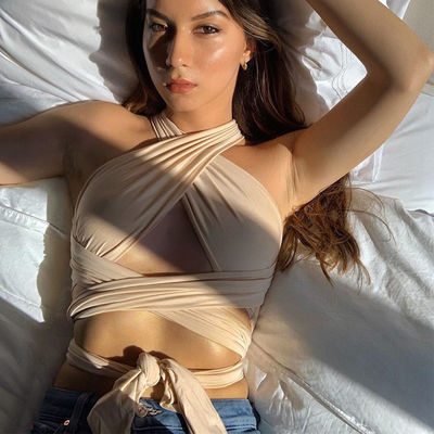 V-neck tank top met mouwloze kanten en stijl. Sexy cross halter top.