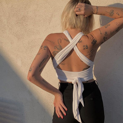 V-neck tank top met mouwloze kanten en stijl. Sexy cross halter top.